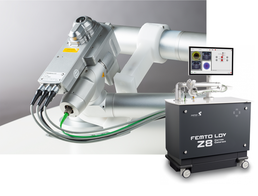 Ein mobiles Lasersystem Ziemer FEMTO LDV Z8 für Hornhaut- und Kataraktchirurgie mit integriertem Monitor.